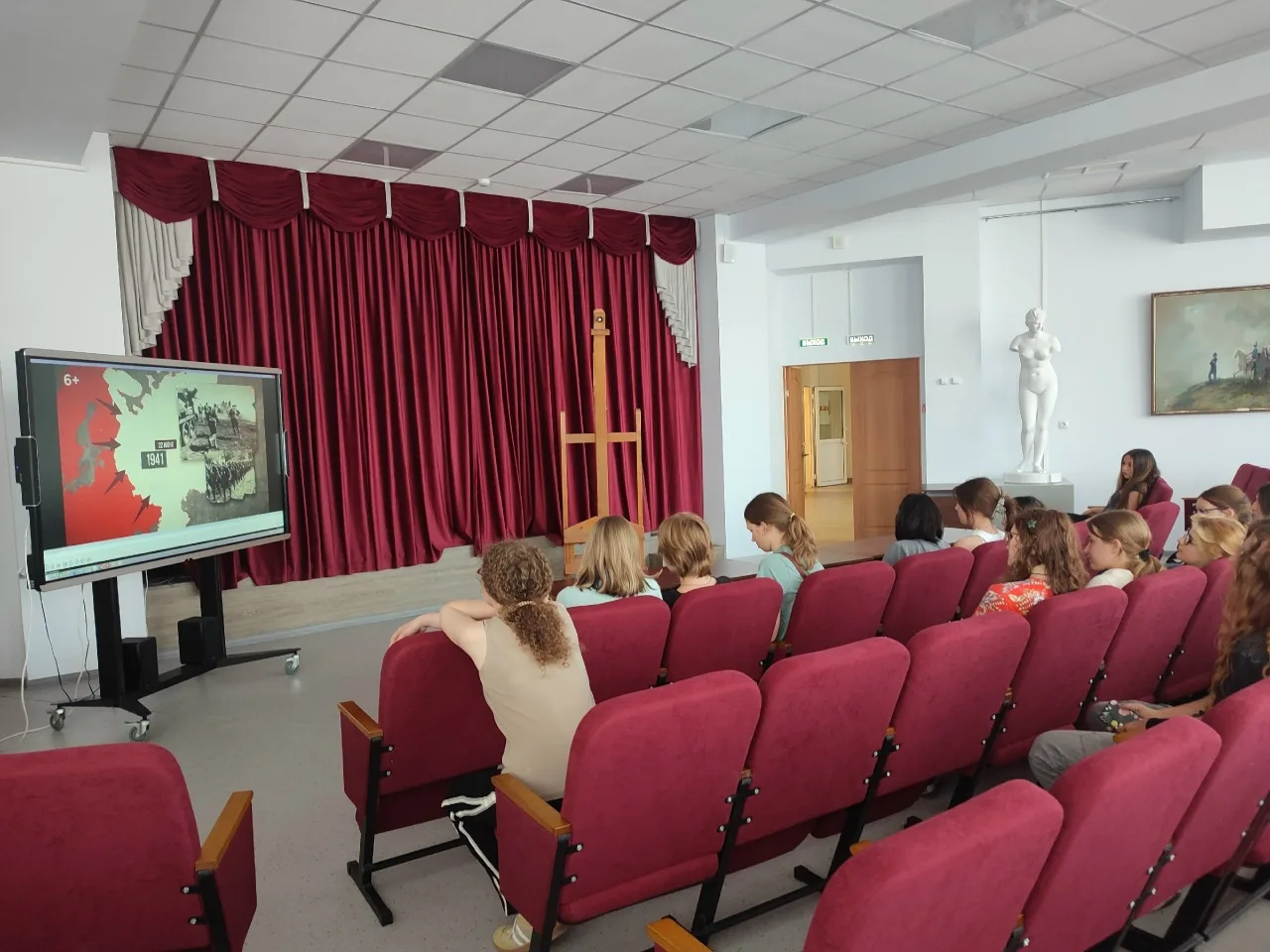 18.06.2026 на 1 курсе "А" и "Б" и 3 курсе "В" прошел кураторский час, посвященный Дню памяти и скорб