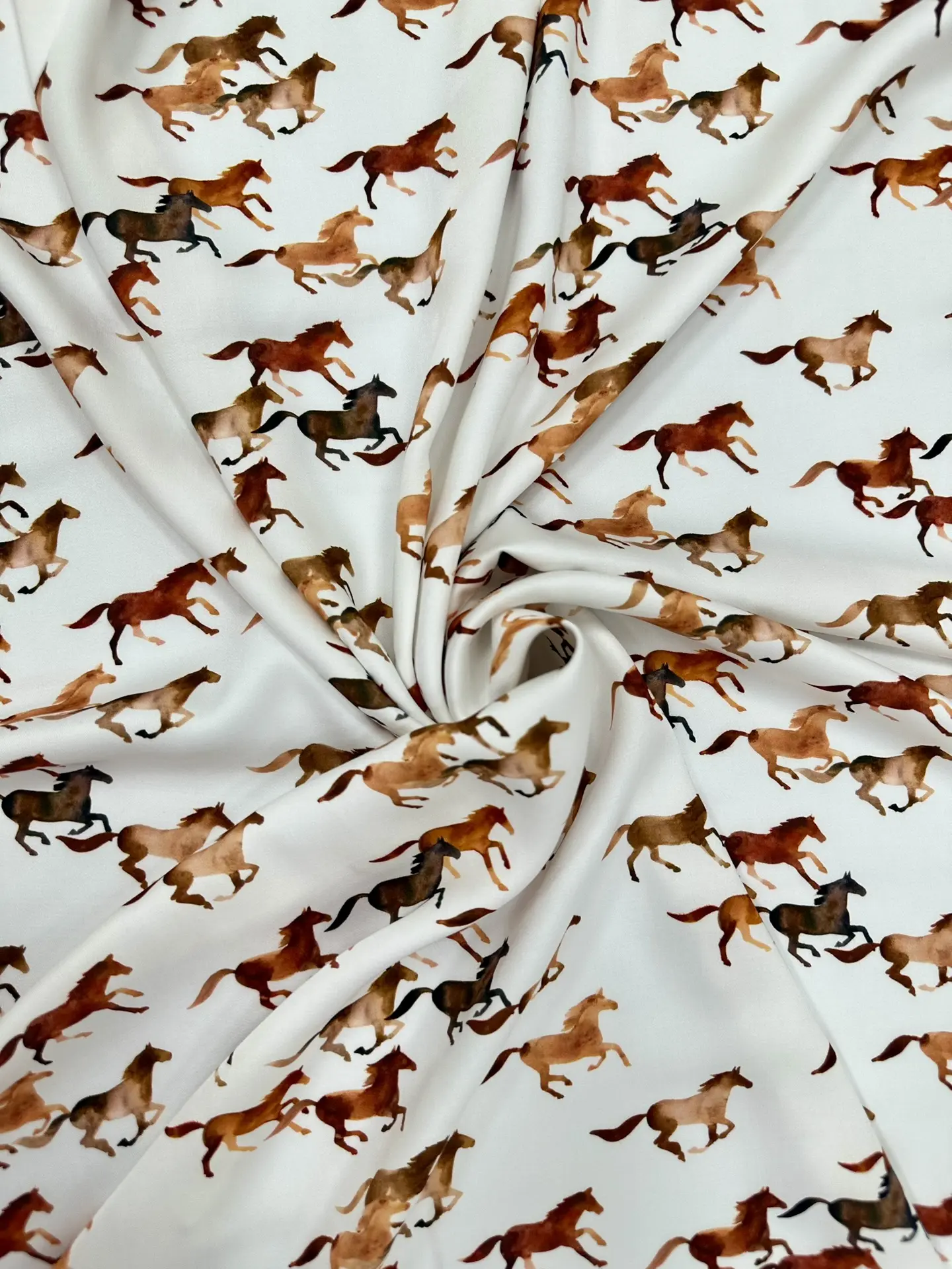 ШЕЛКОВИСТАЯ ВИСКОЗА С АКТУАЛЬНЫМ ПРИНТОМ 🐎
