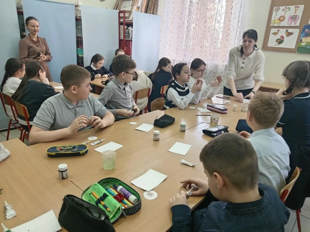 🏫 Вчера ученики 4 «А» и 4 «Б» классов посетили художественную школу имени Бузовкина.  ✅Ребята познак