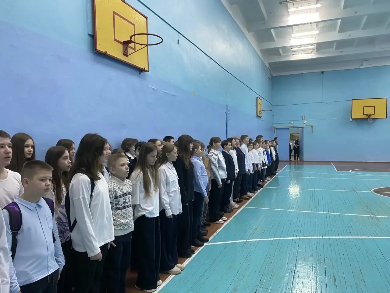 В нашей школе еженедельно осуществляется церемония поднятия Государственного флага Российской Федера