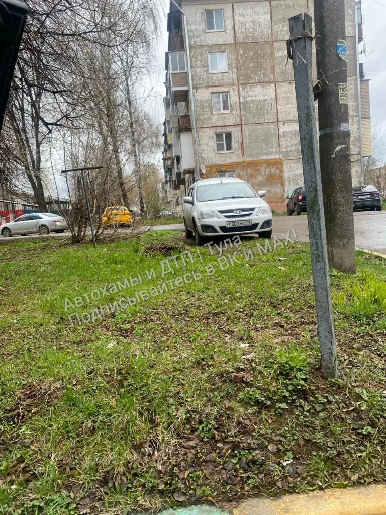 🤷‍♂️«Прилюбил газон». Фото от подписчицы  ✍️«Данный водитель паркуется исключительно на газоне. Терр