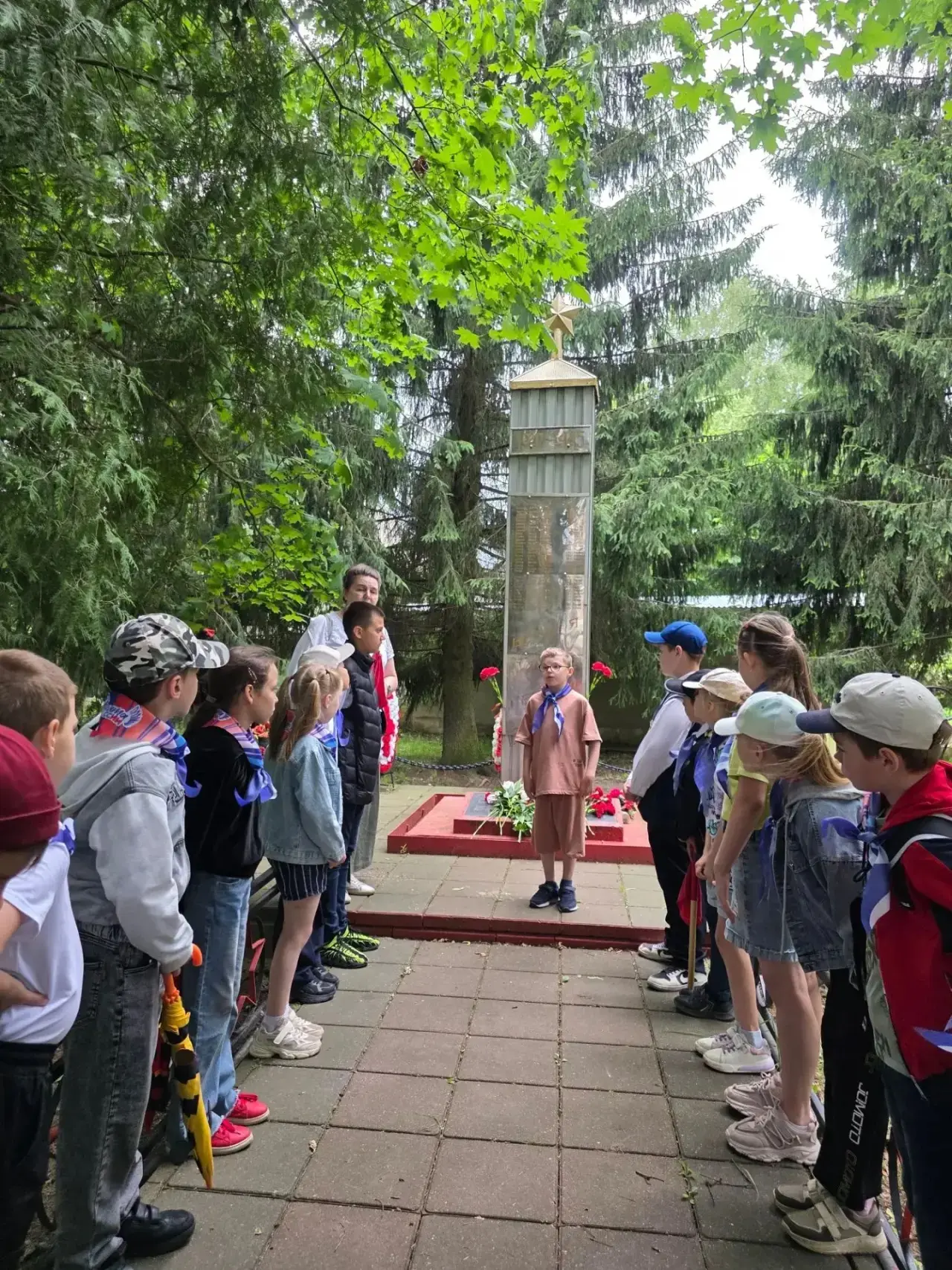 22 июня, в День памяти и скорби, ученики пришкольного лагеря приняли участие в торжественной церемон