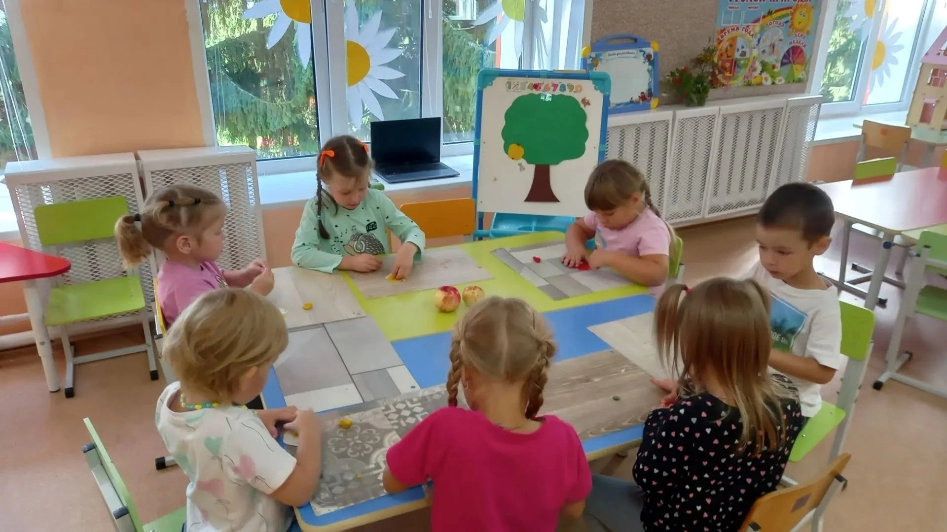 В средней группе «Пчёлки» детского сада «Звёздочка» в рамках реализации проекта продолж...