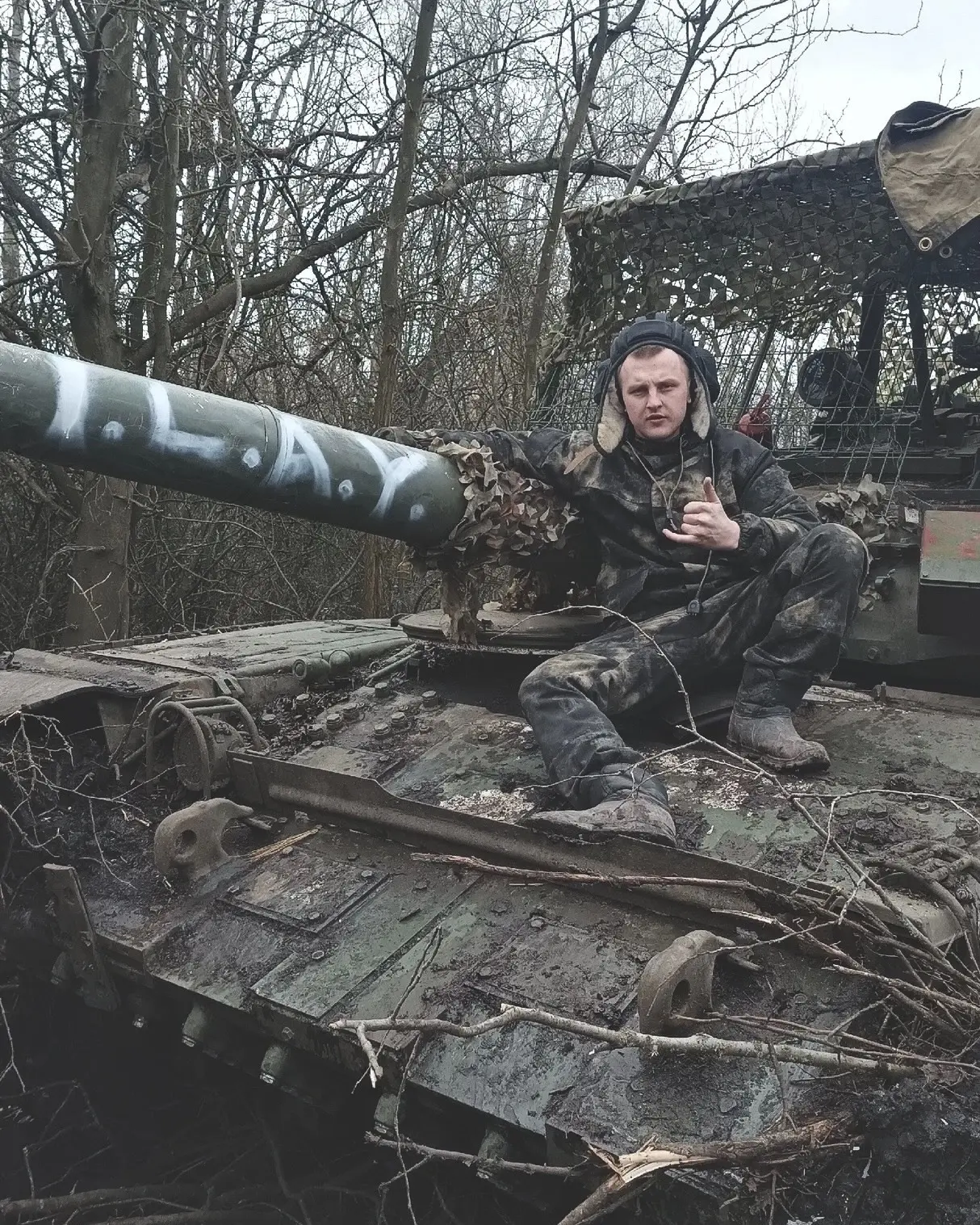 Вот такой необычный привет с фронта. Пацаны украсили свою боевую машину, вышло очень кр...