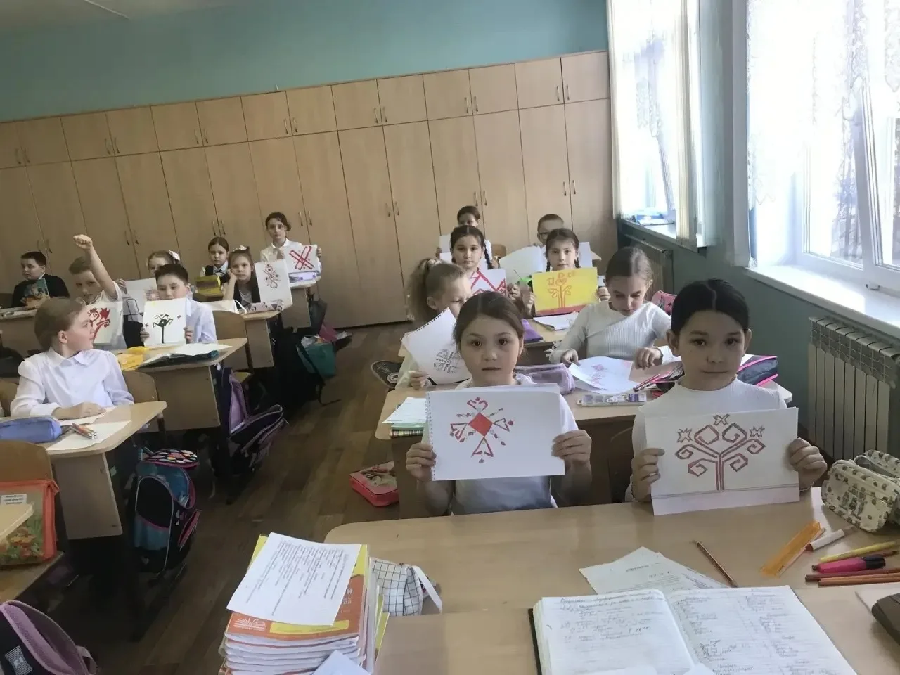 В рамках недели чувашского языка во 2Б классе прошёл конкурс «Чувашские узоры».