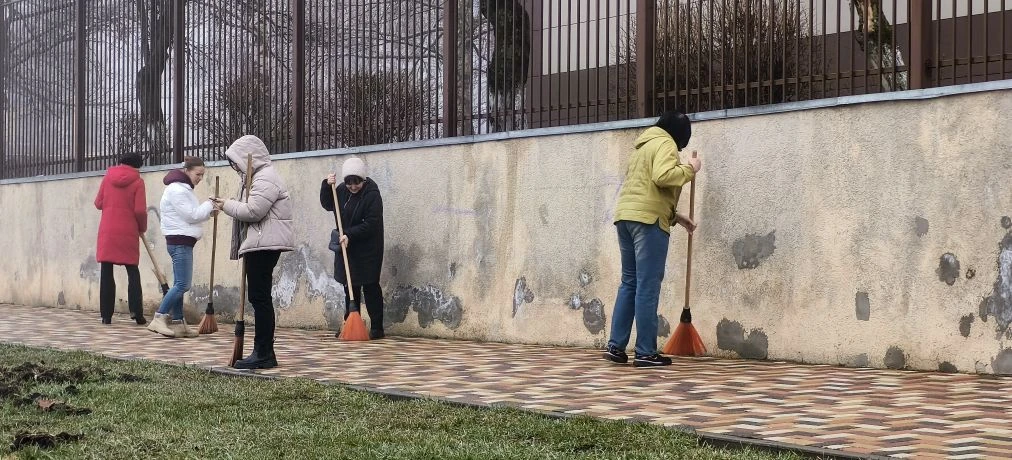 Сегодня в нашей гимназии прошел субботник! 🌿   Учителя активно приняли участие в уборке территории, 