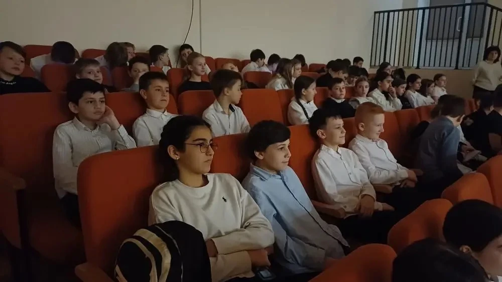 17 марта в нашей школе прошло удивительное выступление артистов филармонии на тему "Тайна третьей пл