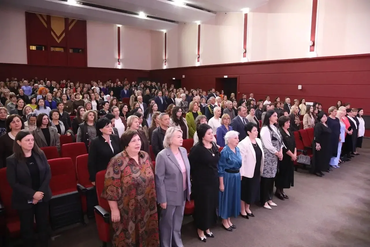 В Карачаево-Черкесии состоялось чествование педагогов, посвящённое Дню учителя.
