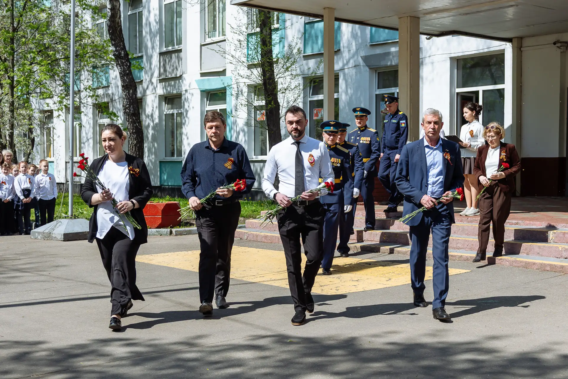 🌹 Акция «Красные гвоздики»: дань памяти героям  7 мая наши ученики, педагоги, администрация школы и 