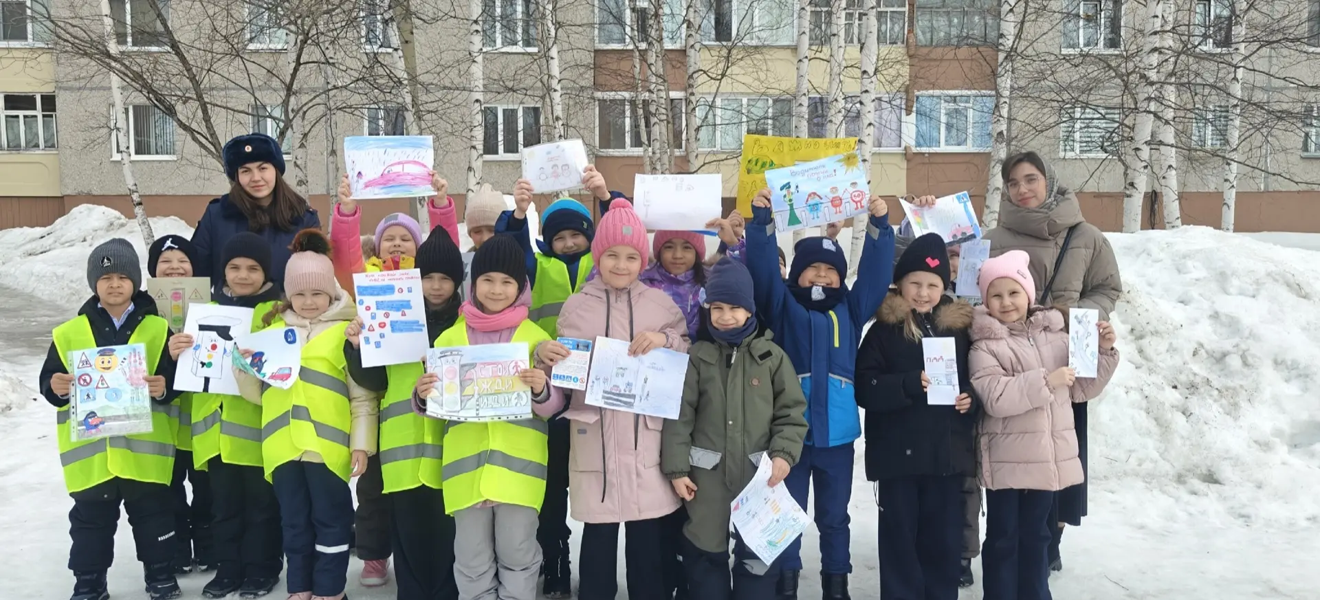 🚦 Юные инспекторы дорожного движения нашей школы вышли на дороги, чтобы поздравить ГАИ с 90-летием и