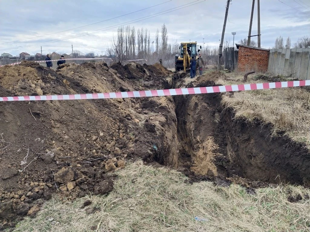 В настоящее время в р.п. Хохольский ведутся работы по замене водопроводной трубы соедин...