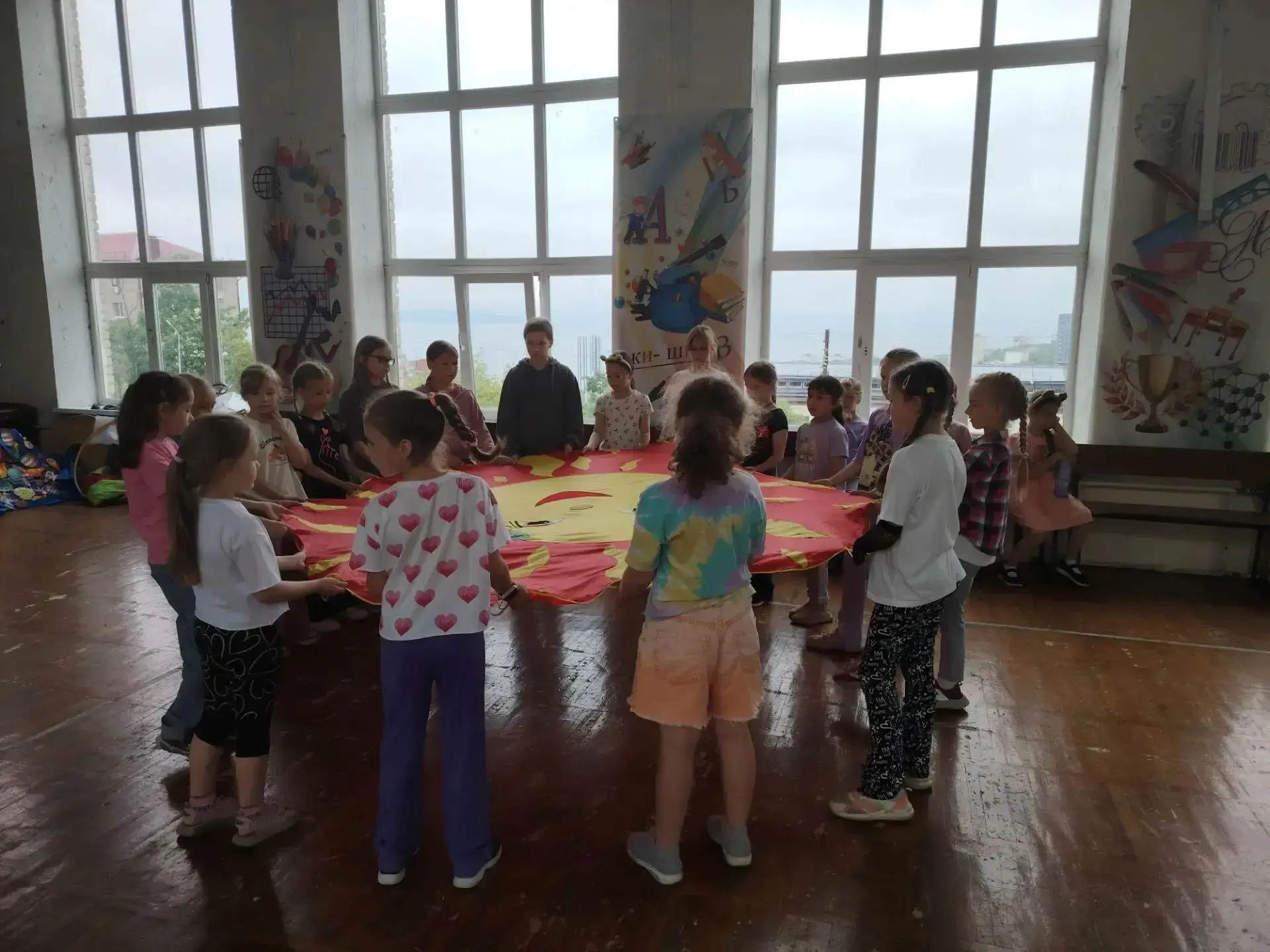 🎉 Весьма насыщенный день выдался в нашем пришкольном лагере! 🤩

Сначала ребята погрузились в творч