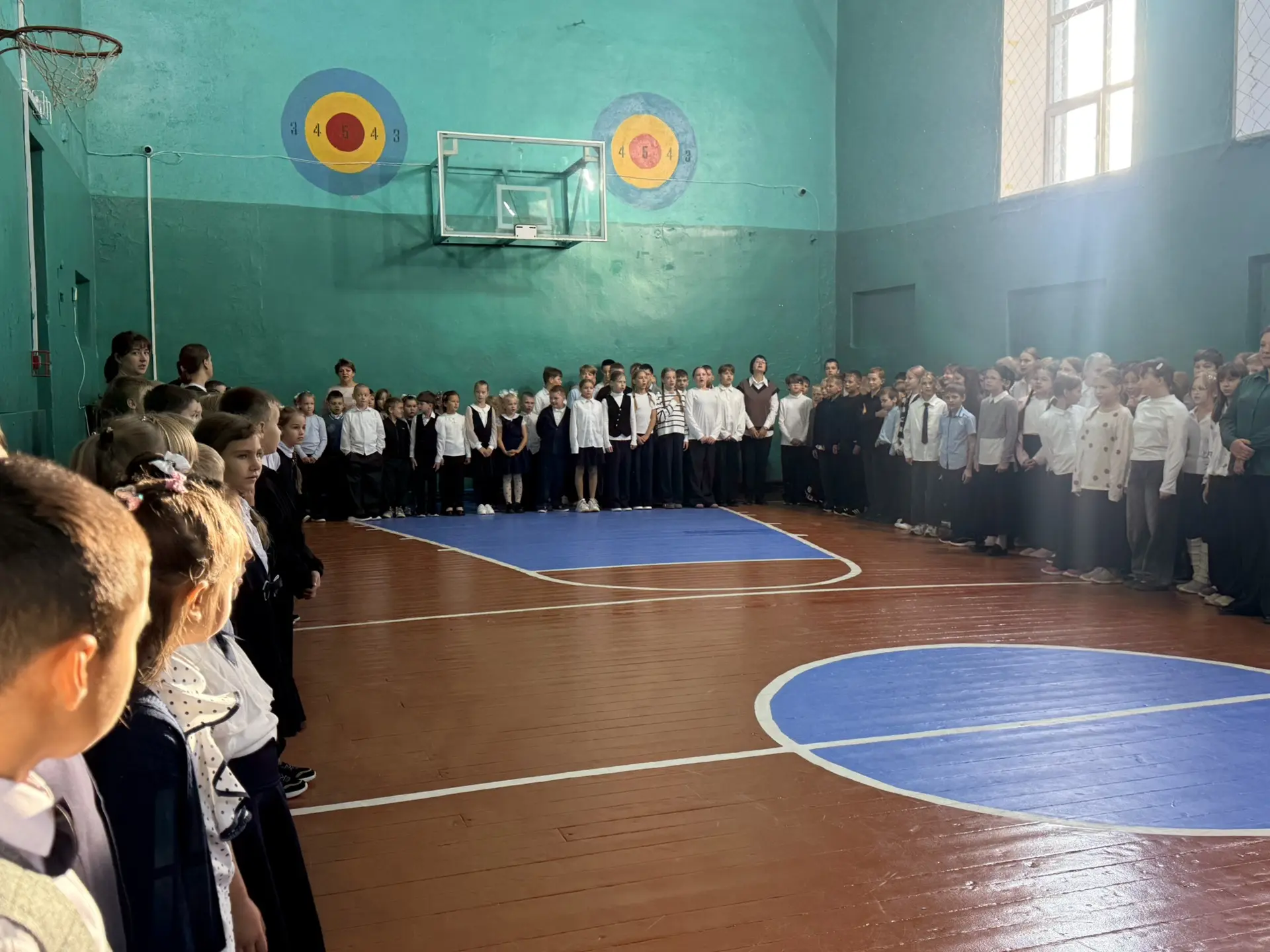 Наша традиционная линейка понедельника состоялась) Ученики вместе с классными руководит...