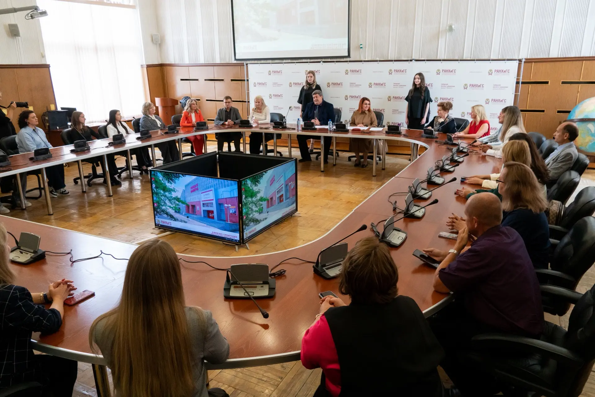 Интересы детей под защитой науки и практики: Президентская академия в Новосибирске и Де...