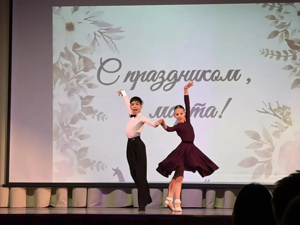 💐🌷Весенний праздник благодарности и красоты!   Сегодня наша школа превратилась в настоящий дворец пр