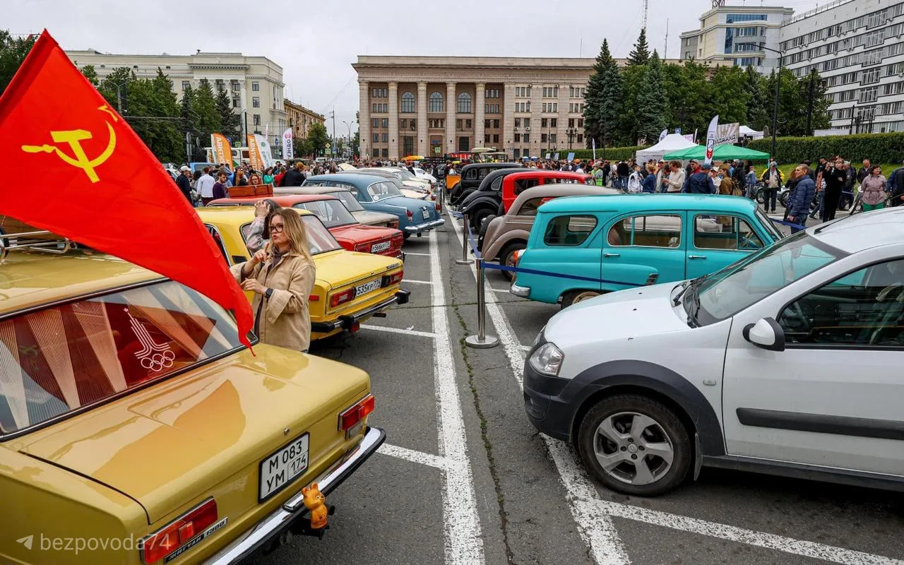 На Театральной площади сегодня ретро-технику показывают

Приходите смотреть!