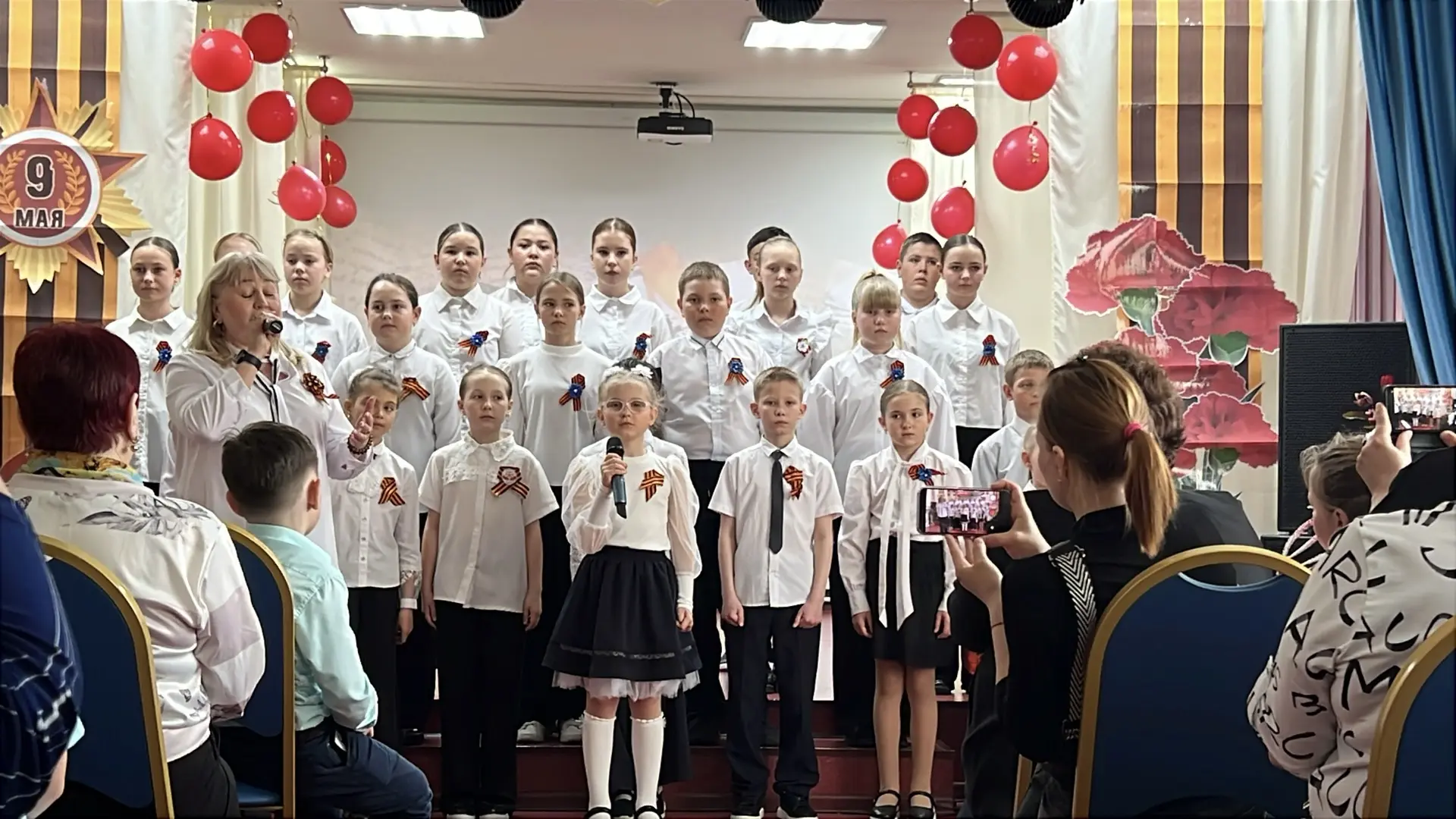 🎖️Сегодня в нашей школе царила особая атмосфера: со сцены звучали песни военных лет, с...