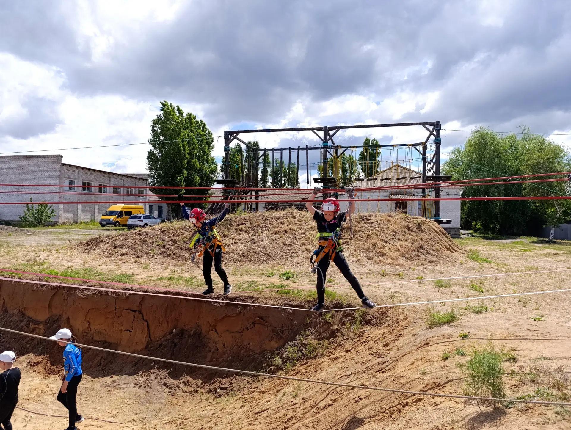 Когда старшие становятся наставниками💪🤝

Старшие воспитанники детско-юношеского центра «Танаис» пр