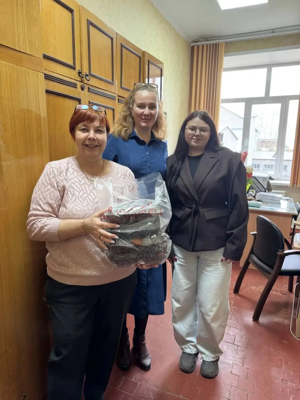 А вот так наша команда вчера поздравляла учителей с праздником 💐