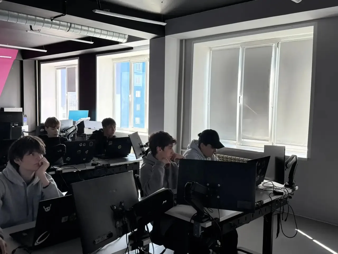 В рамках визита в Центр цифрового образования «IT-Куб» школьники из отряда трудовых отрядов школьник