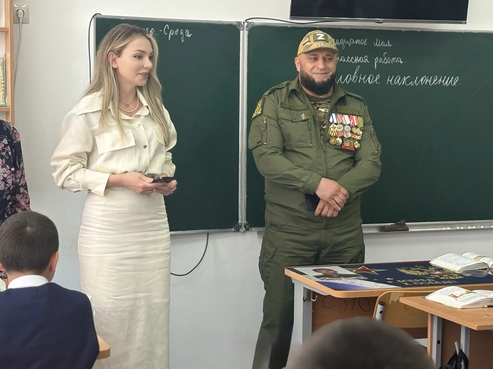 🇷🇺 «ЖИВОЙ ДИАЛОГ С ГЕРОЕМ» — В ЛИЦЕЕ №13 ПРОШЛА ВСТРЕЧА С УЧАСТНИКОМ СВО  Сегодня в стенах МБОУ «Лиц