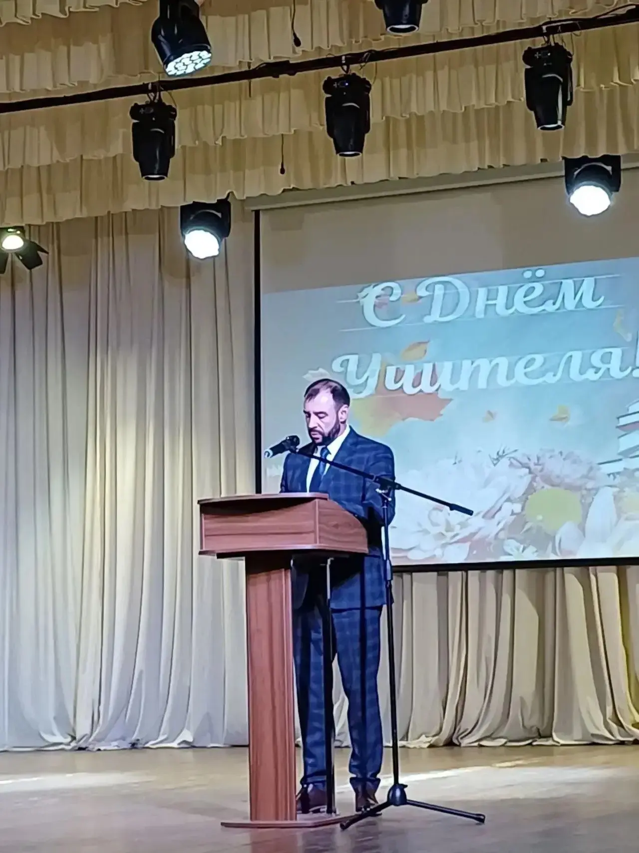 🌷 Праздник тех, кто каждый день открывает детям дорогу к знаниям