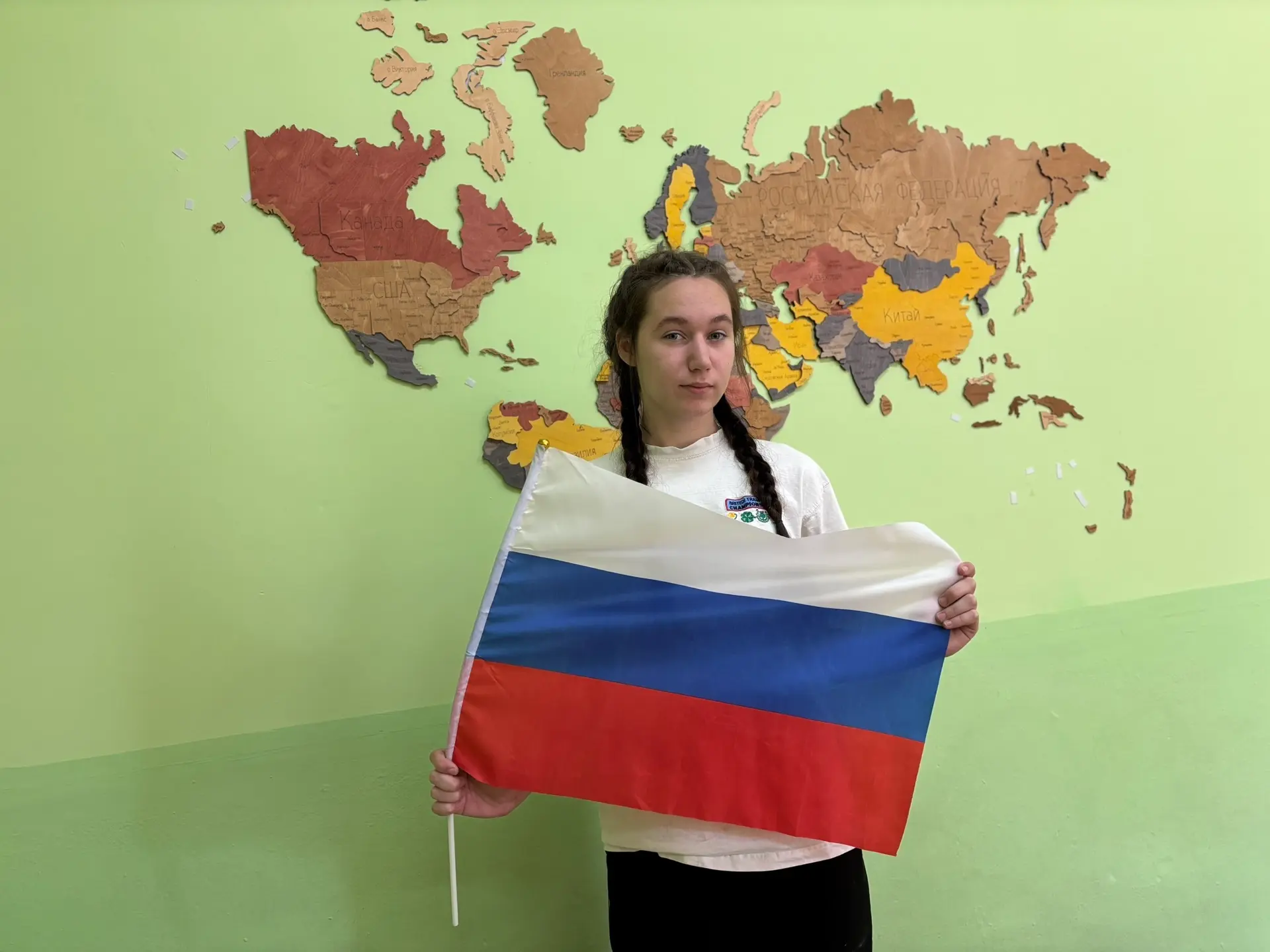 Акция "Флаги России"

 В преддверии праздника "День России"Дорогова Виктория , обучающаяся 10 класса