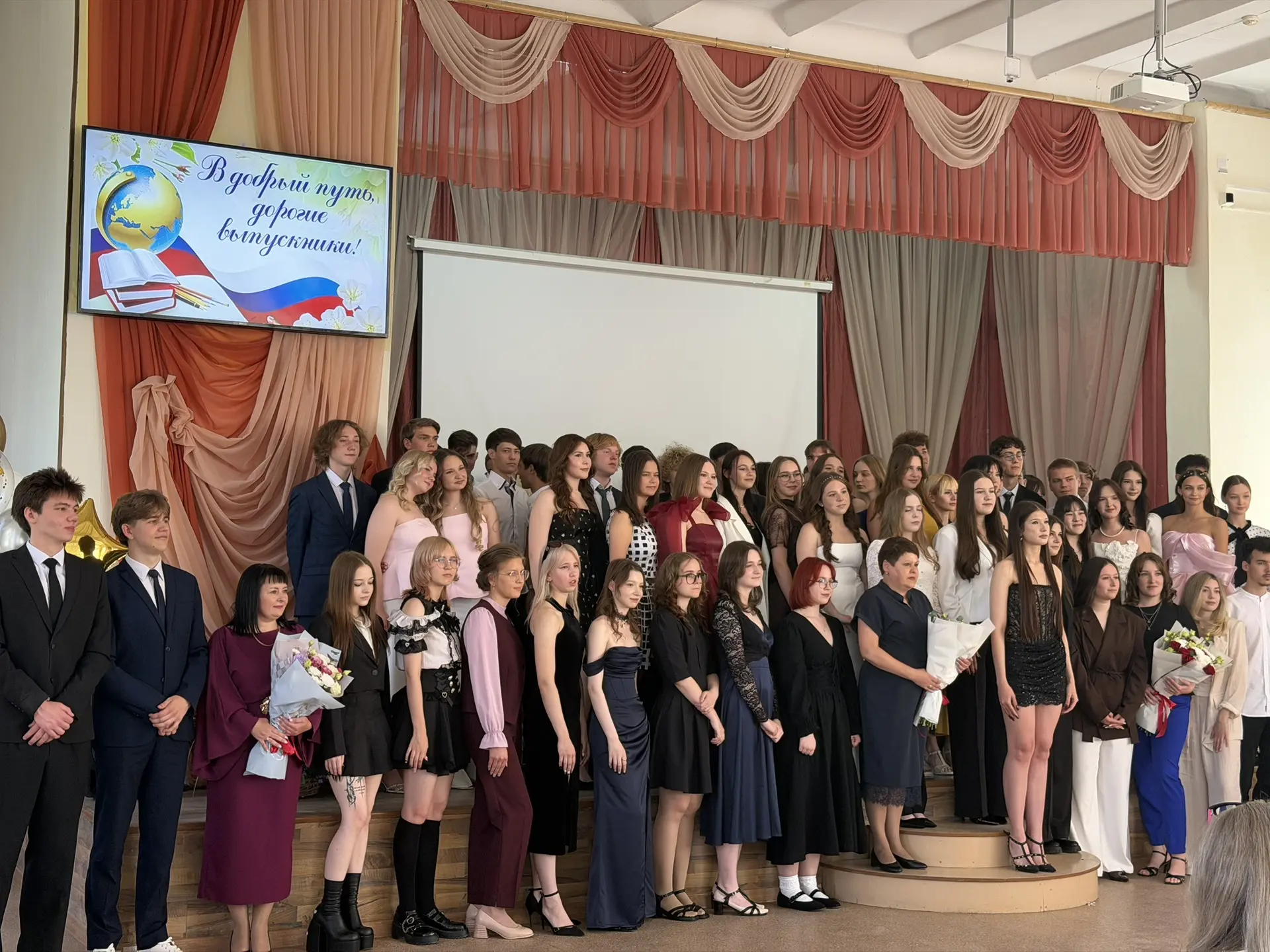 Светлый праздник в 15-м лицее! ✨

Пролетели годы учебы, и сегодня школьный двор видел самых красивых