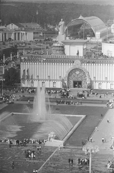1 августа 1939 года состоялось торжественное открытие ВСХВ

Изначально выставку задумывали как време
