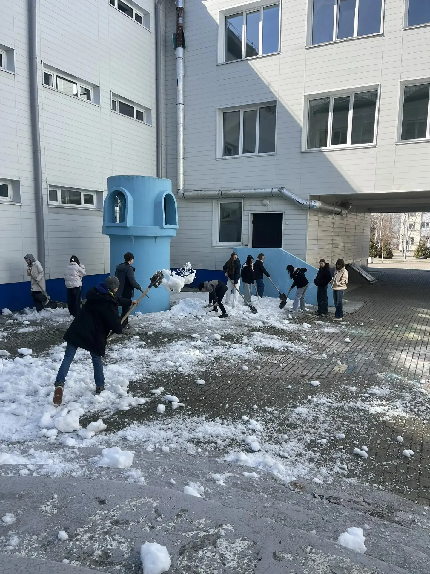 💪 Разворошили последний снег!❄️➡️🌱  ☀️Сегодня пятница, а это значит, что учителя и гимназисты снова 