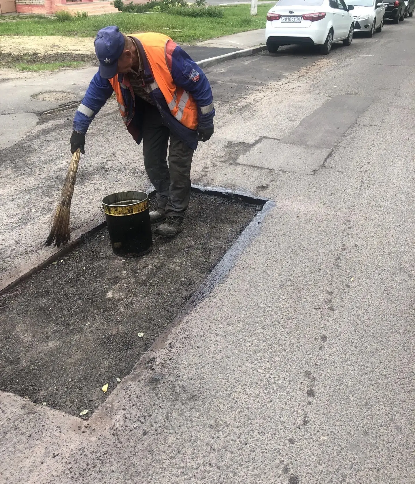 🚜Дорожная служба ГКС: ямочный ремонт в Железногорске продолжается!
