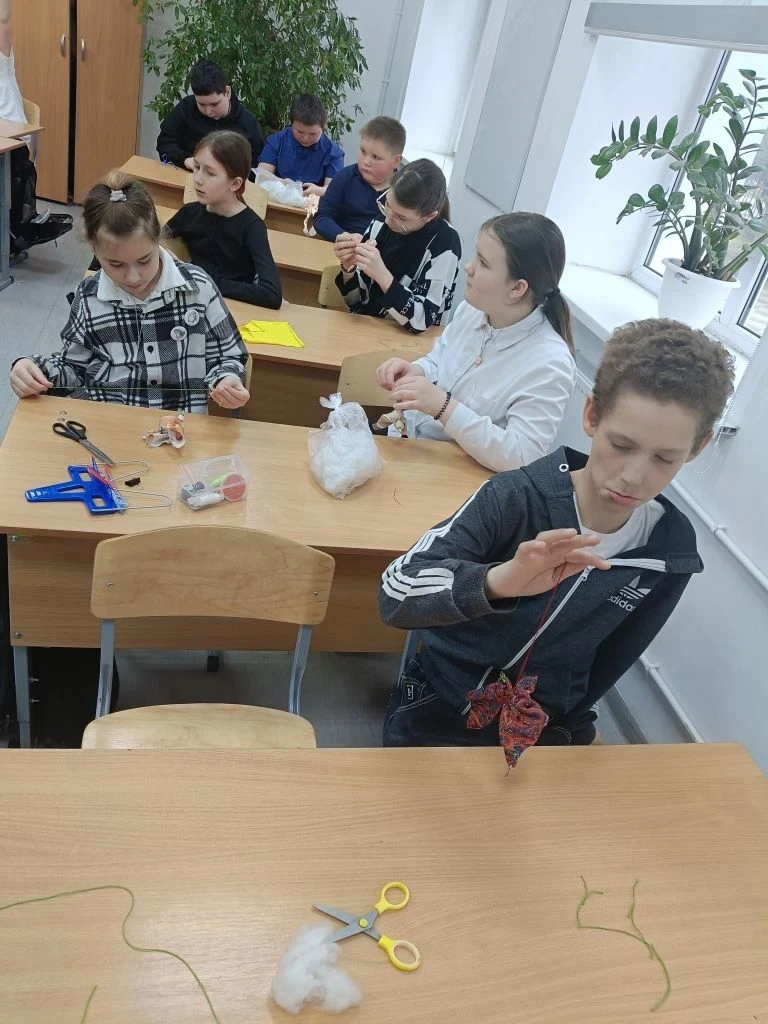 Весну нужно позвать! Именно так и поступили ученики 4 «Г» класса вместе с «Движением Первых». 🗣️🌸  Р