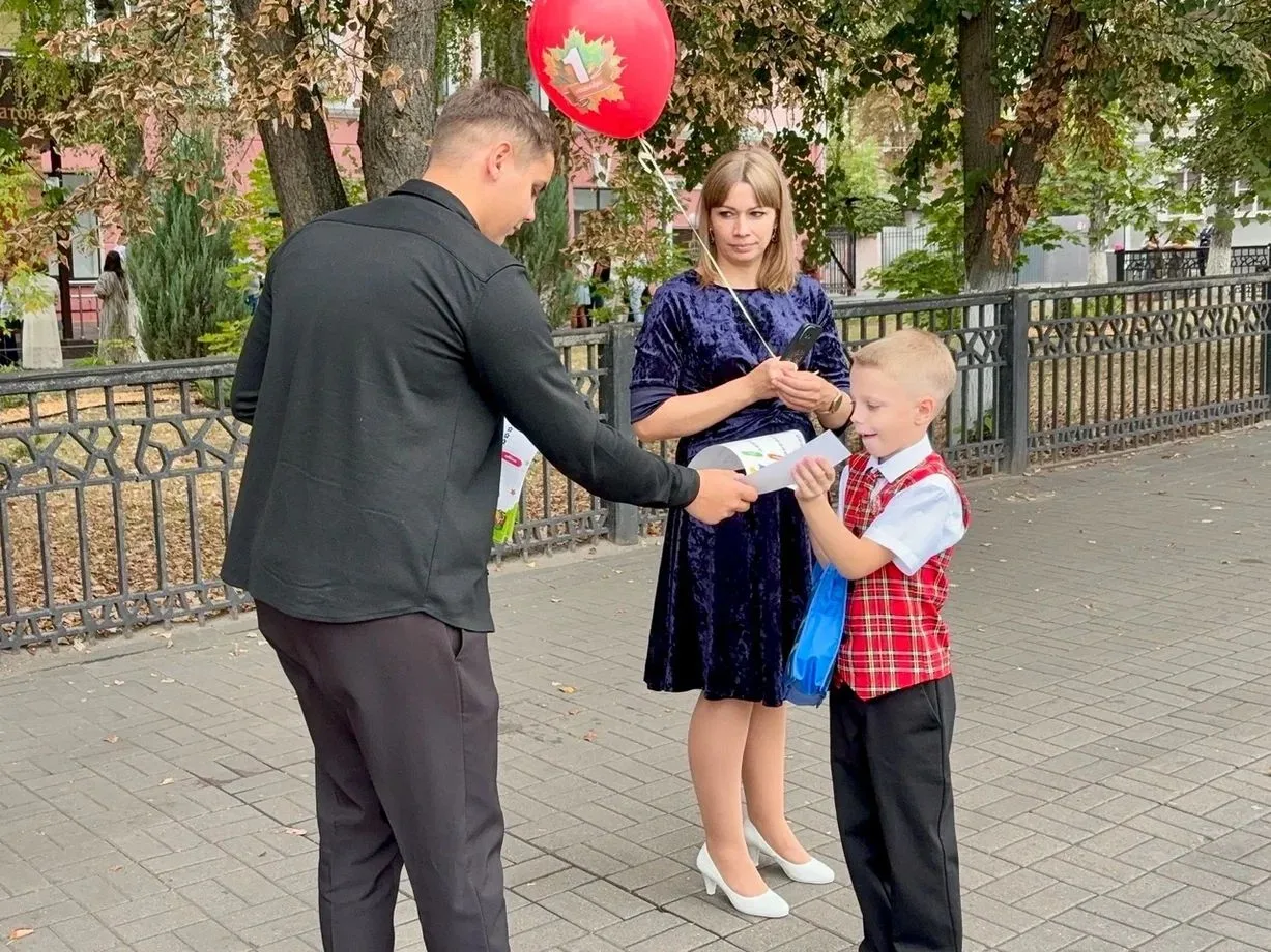 🥳 Активисты «Молодой гвардии» поздравили курских школьников