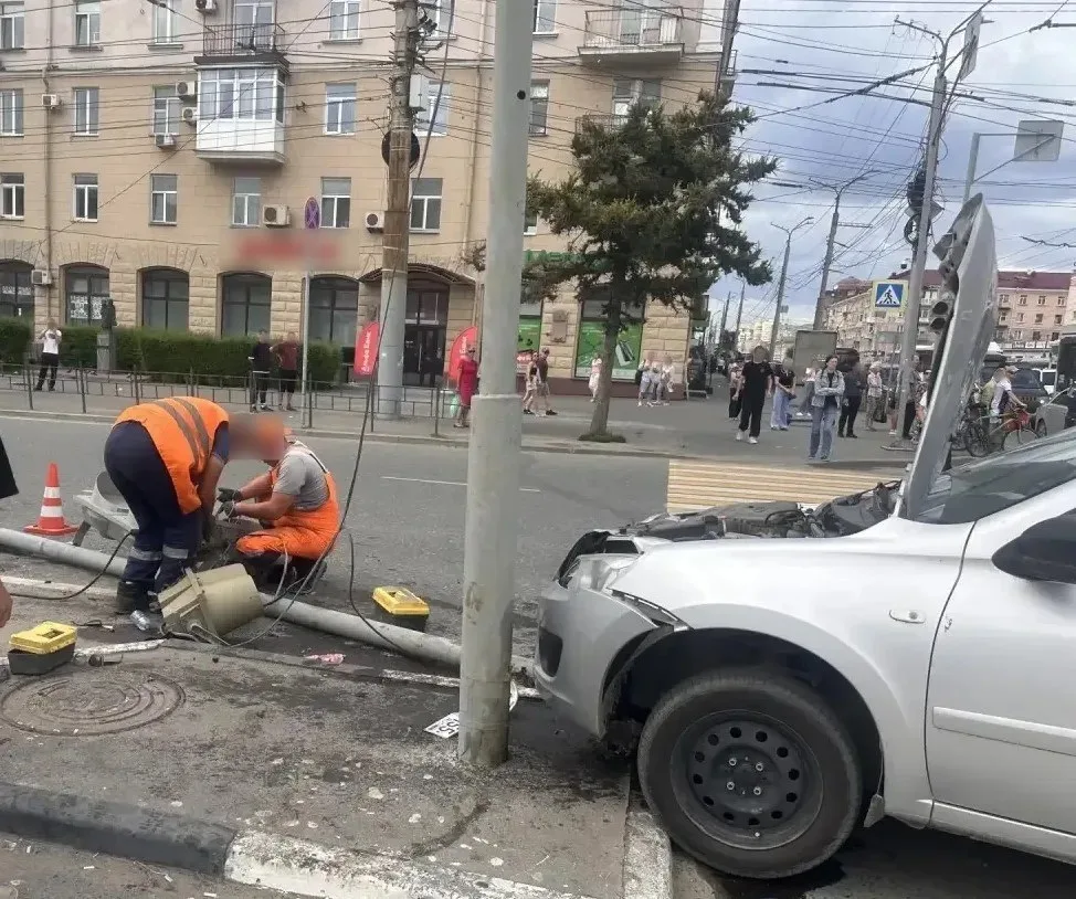 Автомобиль влетел в толпу пешеходов на островке безопасности в центре Омска