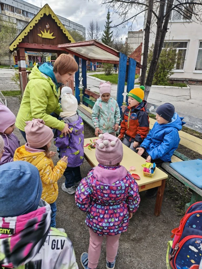 Весело и увлекательно проходят прогулки у наших ребят.
