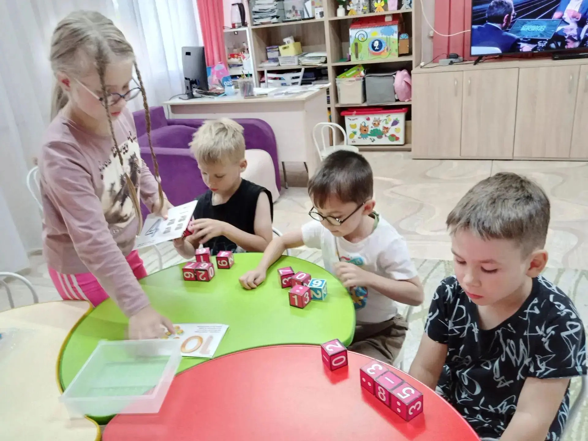 Вот и подходят к концу летние каникулы и скоро в школу!  В стационарном отделении п.Кам...