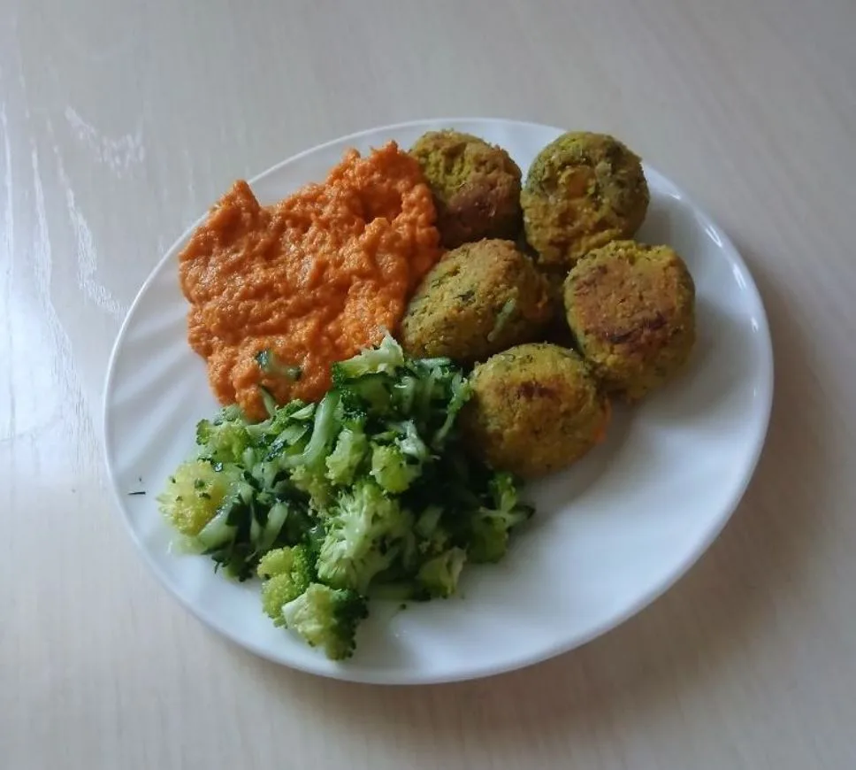 Мой вкусно-полезный обед сегодня выглядит так😋

Ярко Свежо Непривычно
И оч вкуууусно😋😋

Фалафель 