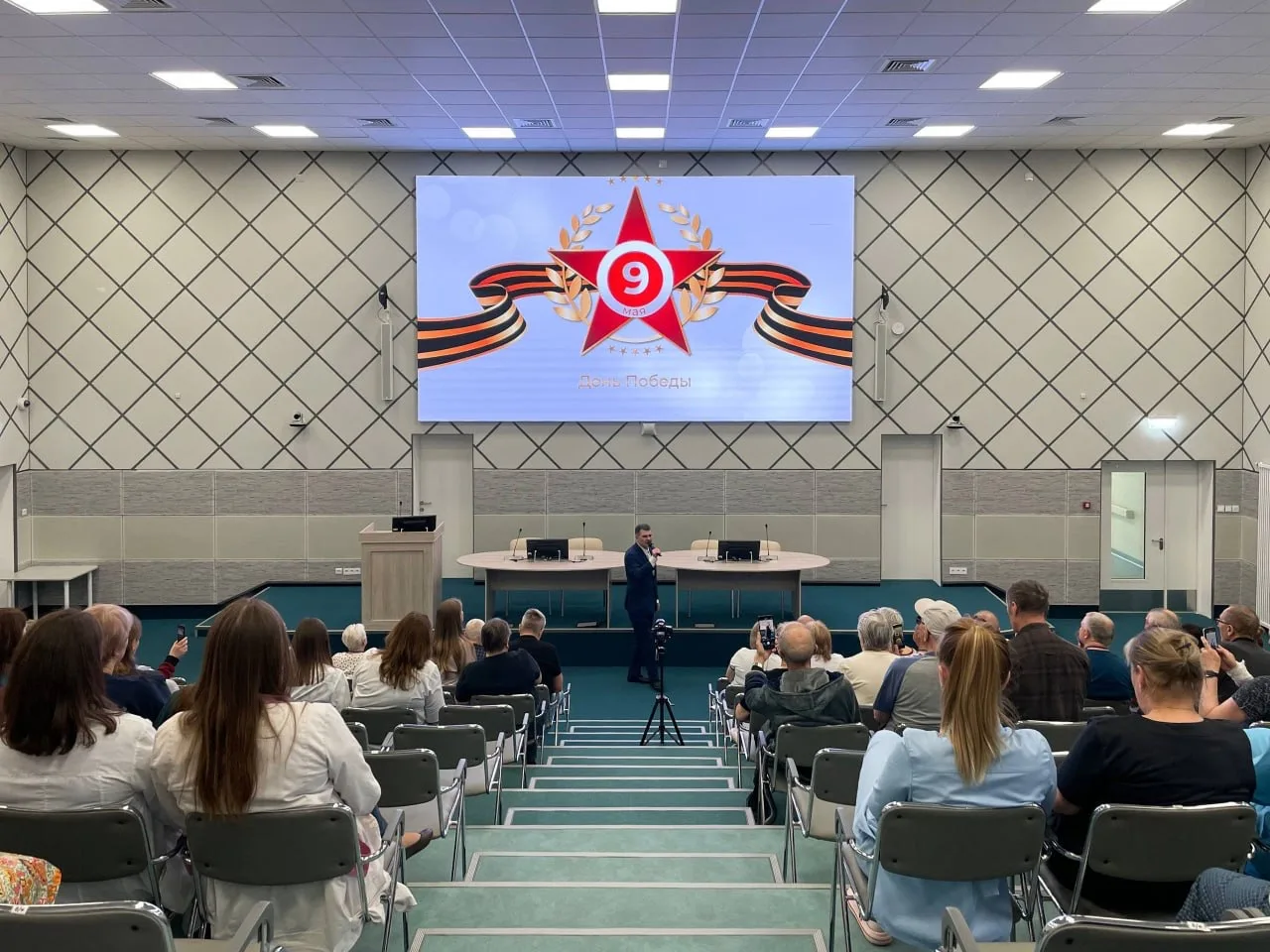 🌸🇷🇺6 мая стены онкологического диспансера наполнились светом и музыкой — здесь состоялся душевный ко