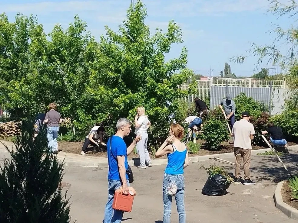 ✨Хорошо, когда дружно и все вместе!   Родители учеников начальной школы привели в порядок школьный р