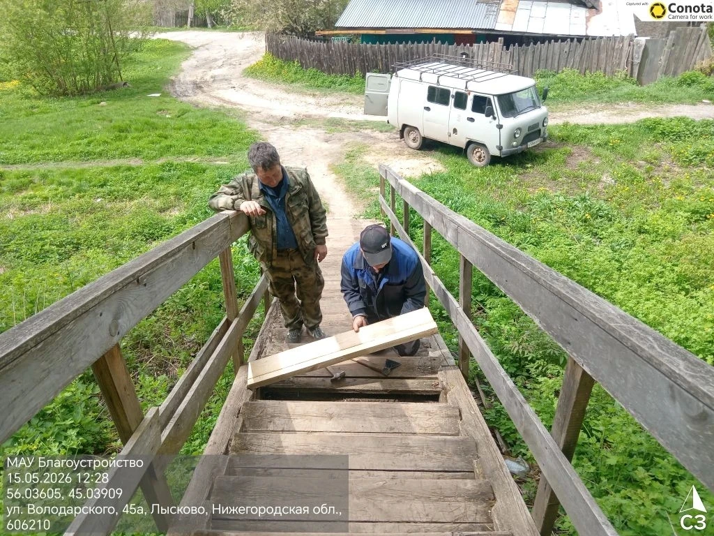 🪵 Мастера своего дела: плотники МАУ «Благоустройство» всегда готовы привести в порядок...