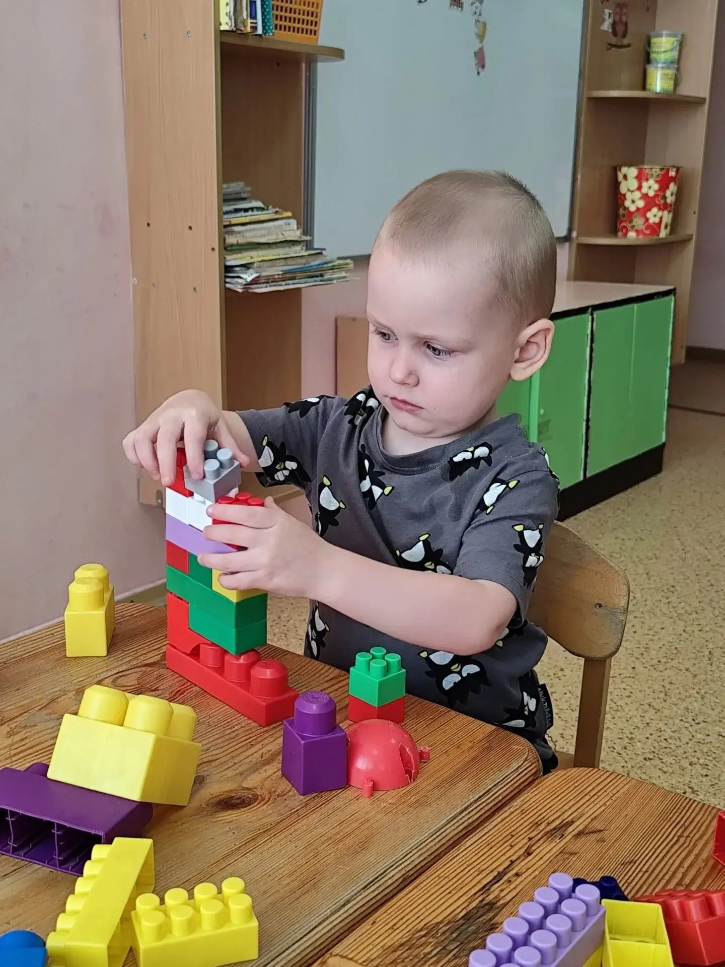 🧱 Сегодня наши малыши превратились в настоящих строителей!

Дети  младшей группы активно осваивали 