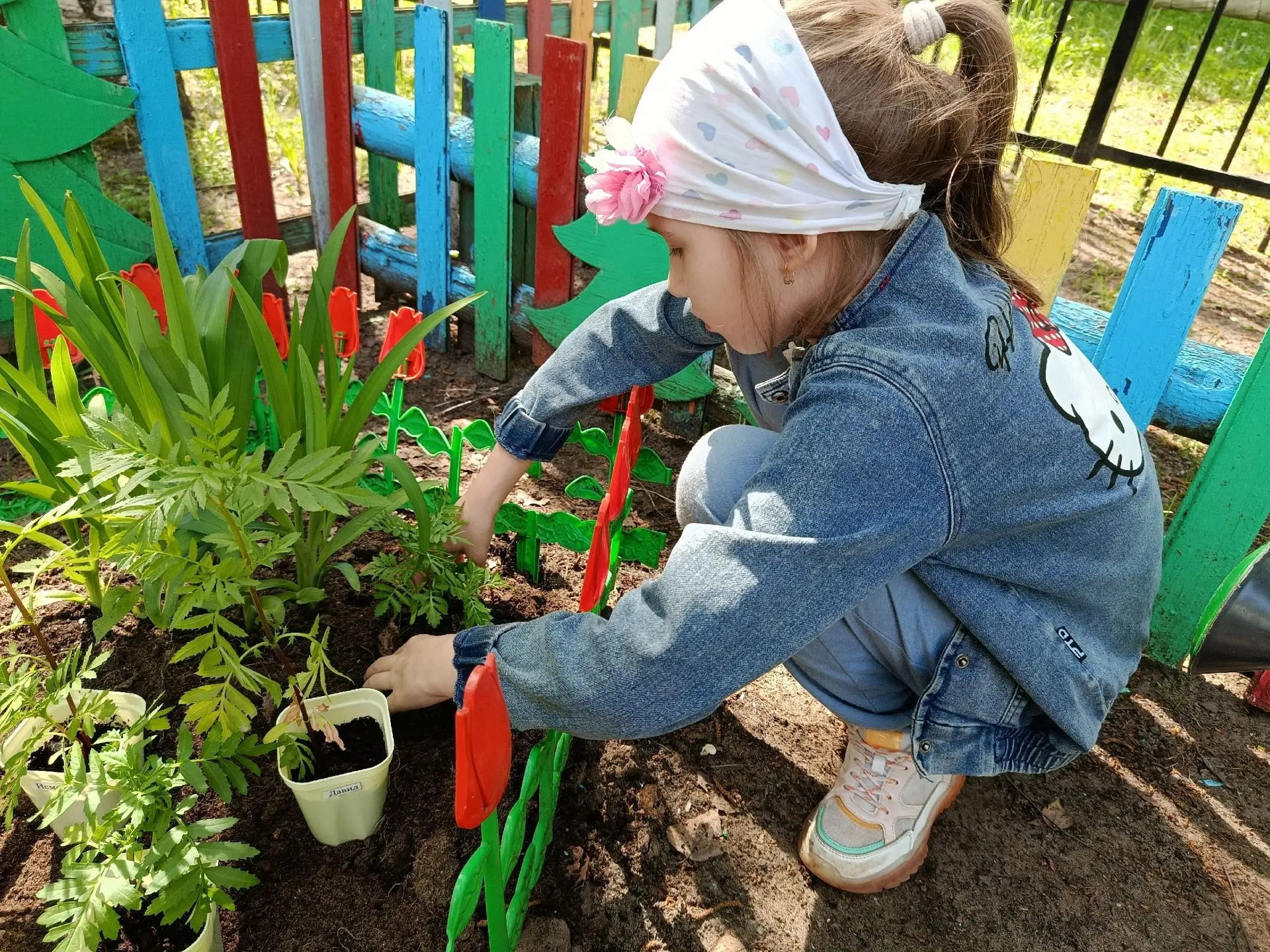 🌞Лето в красках: дошколята сажают цветы.
