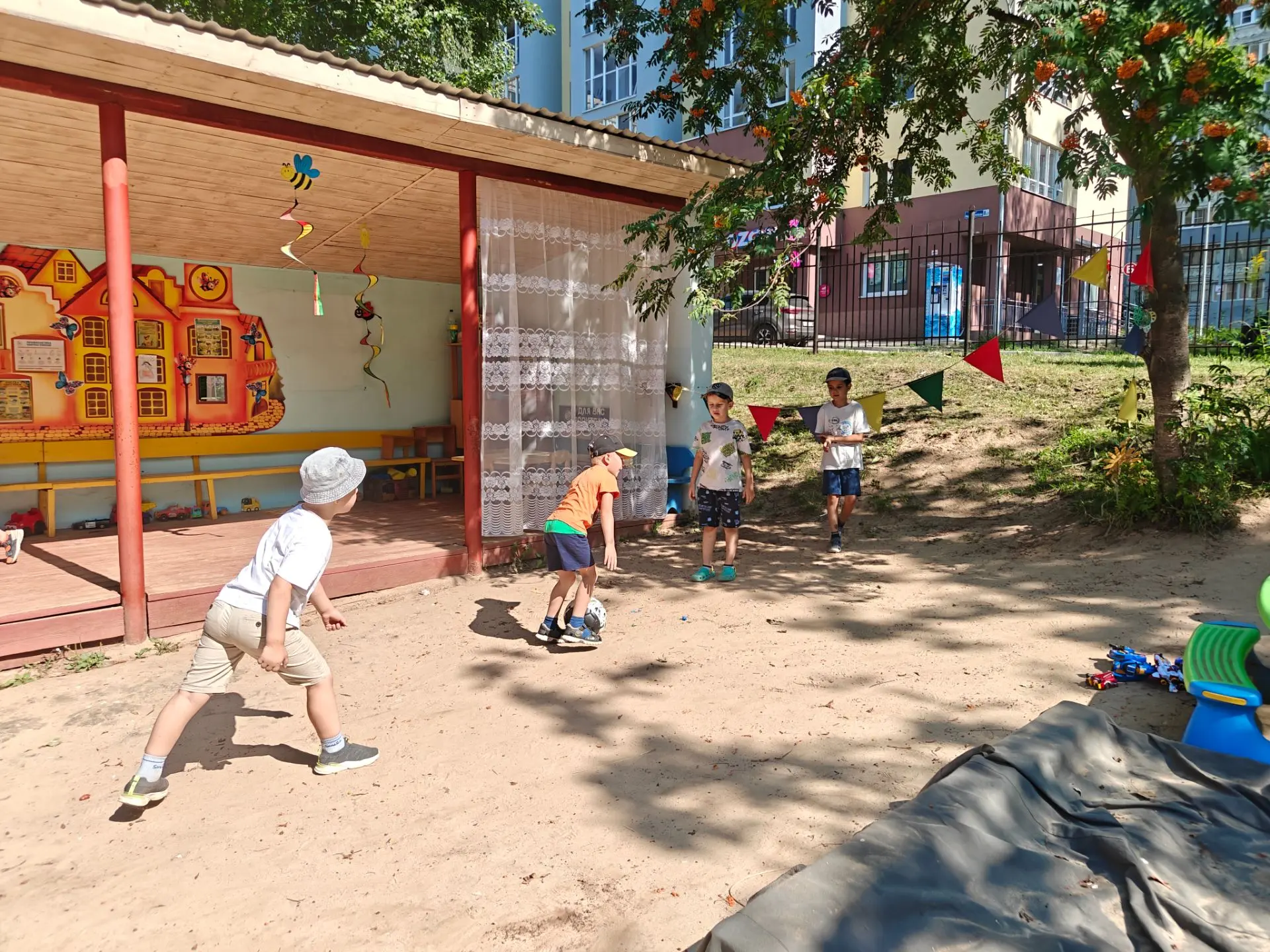 ☀️🌈☔ЛЕТО - это прекрасная пора!В детском саду, когда почти весь день дети проводят на участке игры 