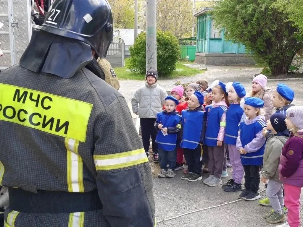 🚒 В преддверии Дня пожарной охраны России команда ЮПИД «Стоп» детского сада №31 совместно с руководи
