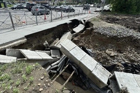 Непогода в Новосибирске привела к обрушению тротуара