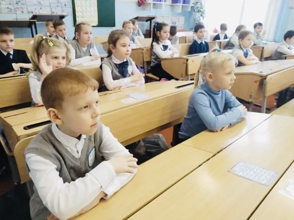 Всероссийская акция «Наши защитники Отечества» 🇷🇺  В 1А классе прошла классная встреча с сотрудникам