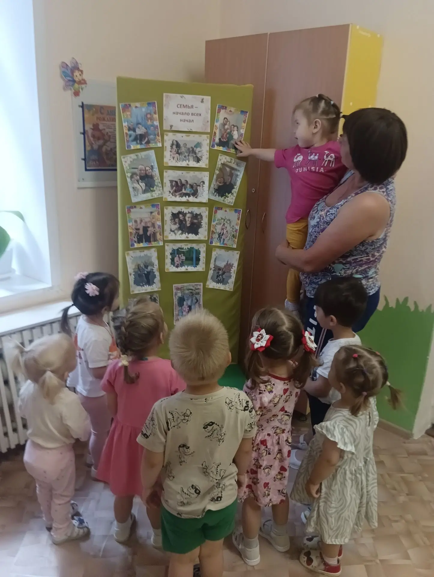 📸👨‍👩‍👧‍👦 Самые любимые и родные: День семьи в группе раннего возраста! ❤️
Сегодня, 8 июля, в Де