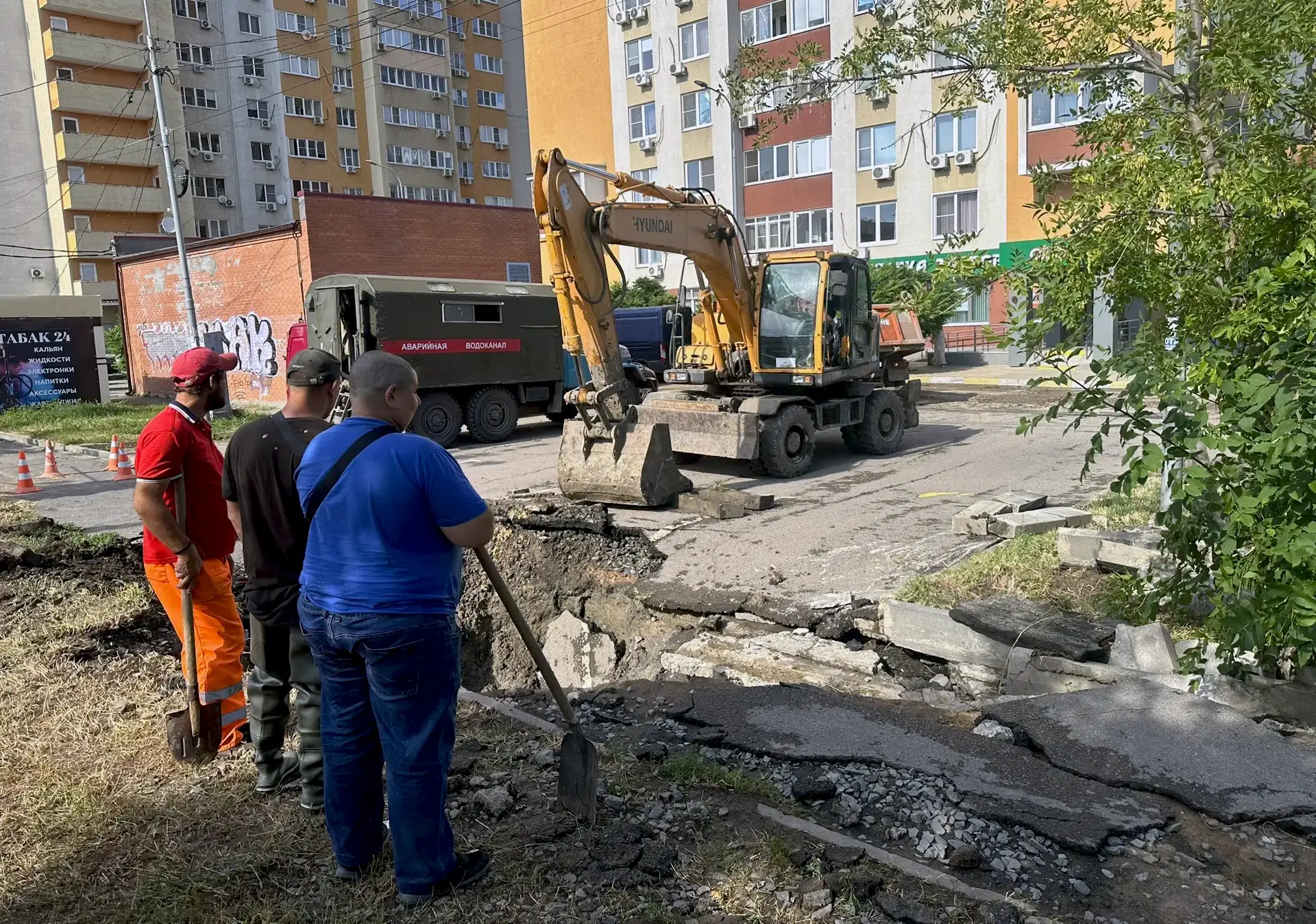👨‍🔧🔧🚜 В эти минуты бригада Ростовводоканала работает на улице Орбитальной. Ребята у...