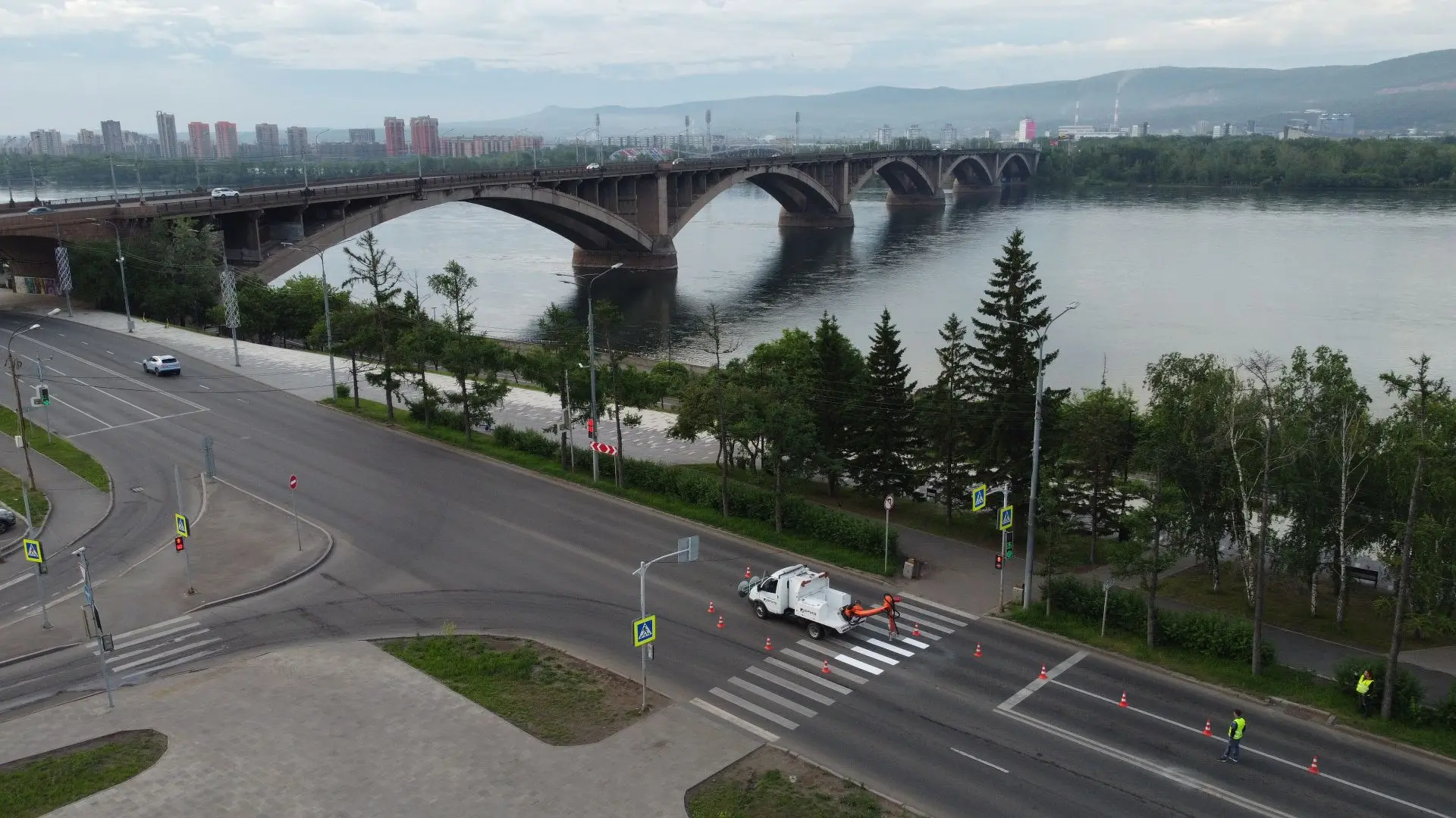Нанесение дорожной разметки роботизированным комплексом в Красноярске.