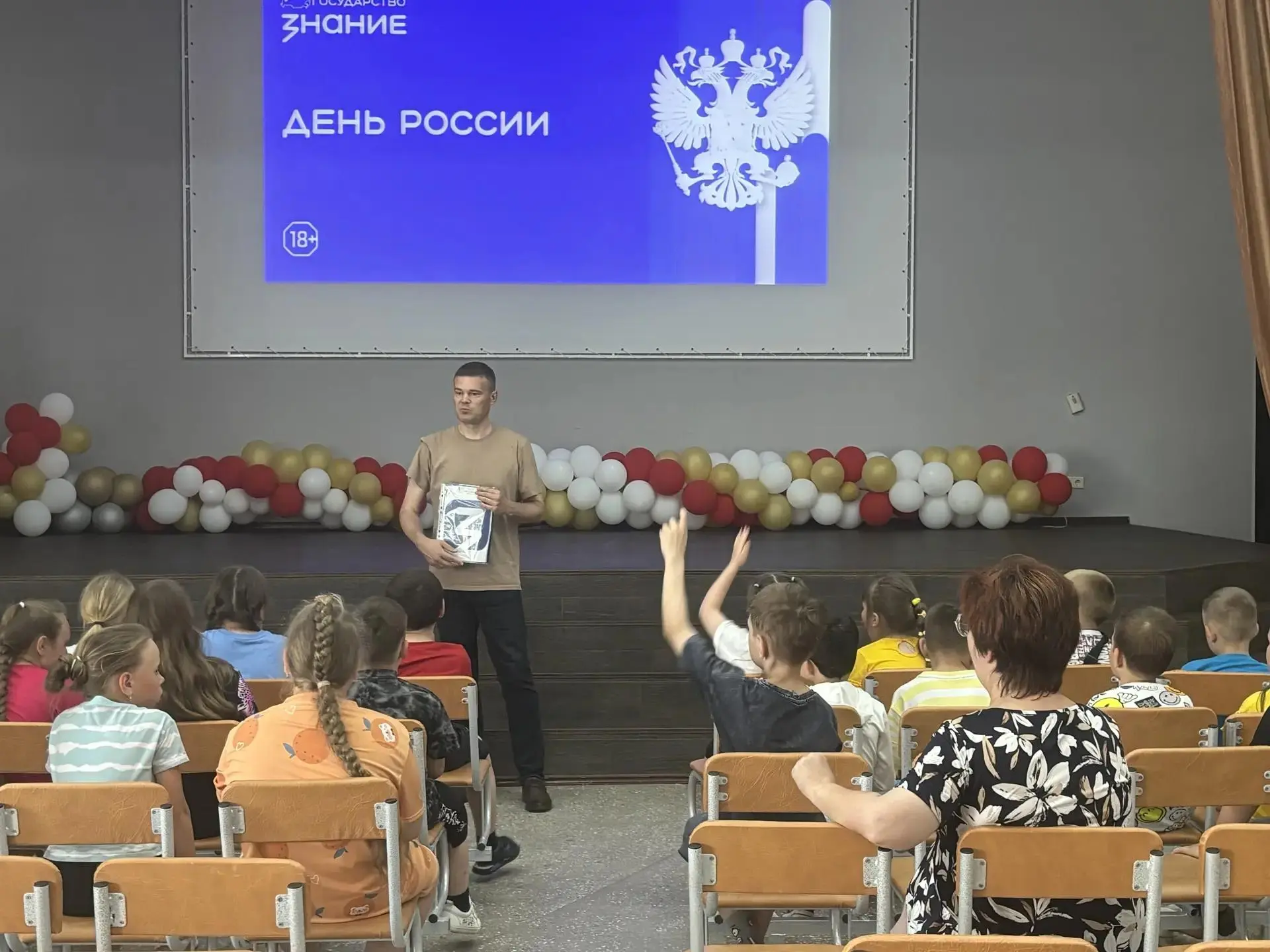 Сегодня в нашем лагере состоялся особенный день! ✨

К воспитанникам пришёл гость — депутат Барнаульс